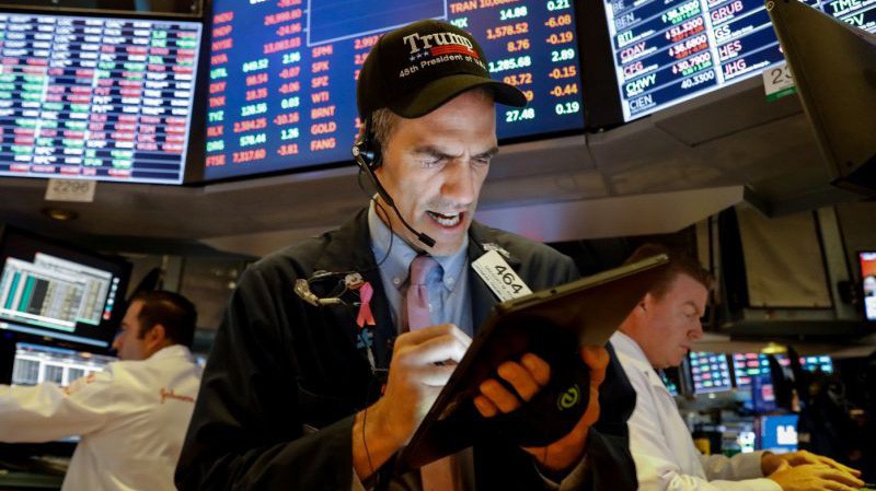 Các nhà giao dịch cổ phiếu trên sàn NYSE ở New York, Mỹ - Ảnh: Reuters.