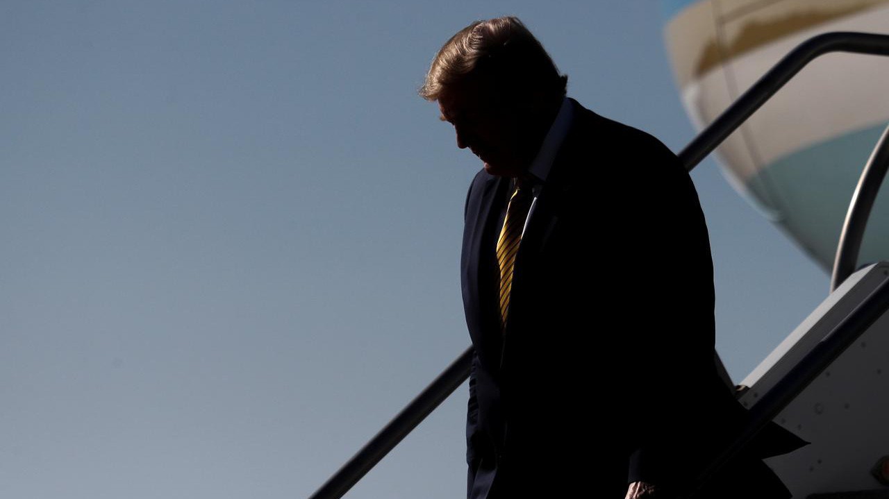 Tổng thống Mỹ Donald Trump bước xuống từ máy bay Không lực 1 hôm 17/9 - Ảnh: Reuters.