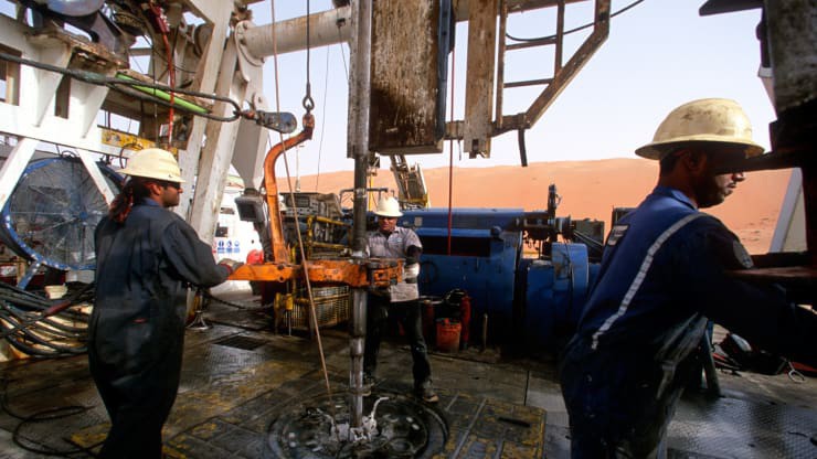 Các công nhân làm việc trên mỏ dầu ở Shaybah, Saudi Arabia hồi năm 2003 - Ảnh: Getty/CNBC.
