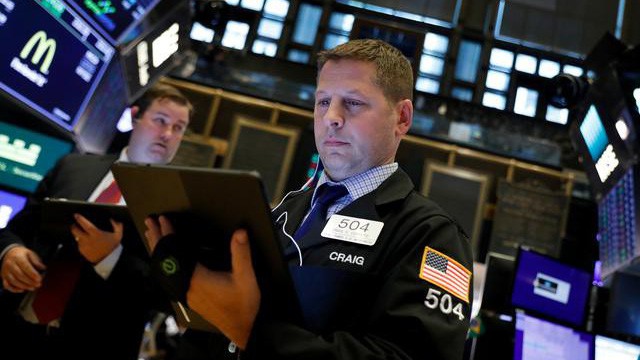 Các nhà giao dịch cổ phiếu trên sàn NYSE ở New York - Ảnh: Reuters.