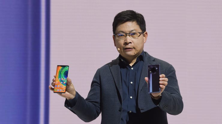 Ông Richard Yu, Giám đốc điều hành (CEO) phụ trách mảng thiết bị tiêu dùng của Huawei, giới thiệu Mate 30 và Mate 30 Pro tại Munich ngày 19/9 - Ảnh: Getty/CNBC.
