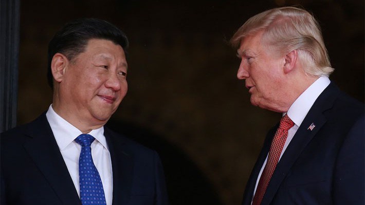 Chủ tịch Trung Quốc Tập Cận Bình (trái) và Tổng thống Mỹ Donald Trump. Thương chiến Mỹ-Trung đang gây sức ép giảm lên tăng trưởng kinh tế toàn cầu - Ảnh: Reuters.