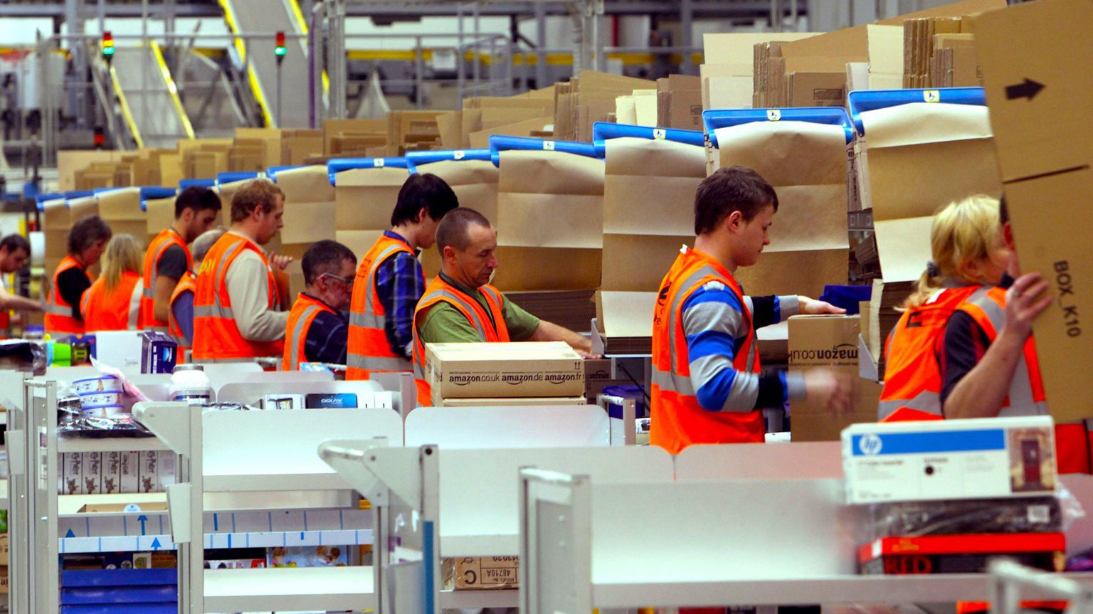 Nhân viên làm việc trong một nhà kho của Amazon - Ảnh: Getty/BI.