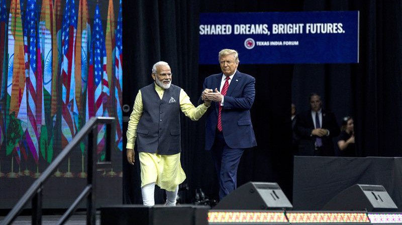 Thủ tướng Ấn Độ Narendra Modi (trái) và Tổng thống Donald Trump trong sự kiện ở Texas ngày 22/9 - Ảnh: Bloomberg.