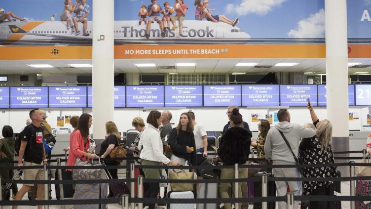 Hôm thứ Sáu, Thomas Cook xác nhận đang có 600.000 hành khách đi nghỉ theo các tour du lịch của công ty, trong đó có 160.000 du khách Anh  - Ảnh: CNN.