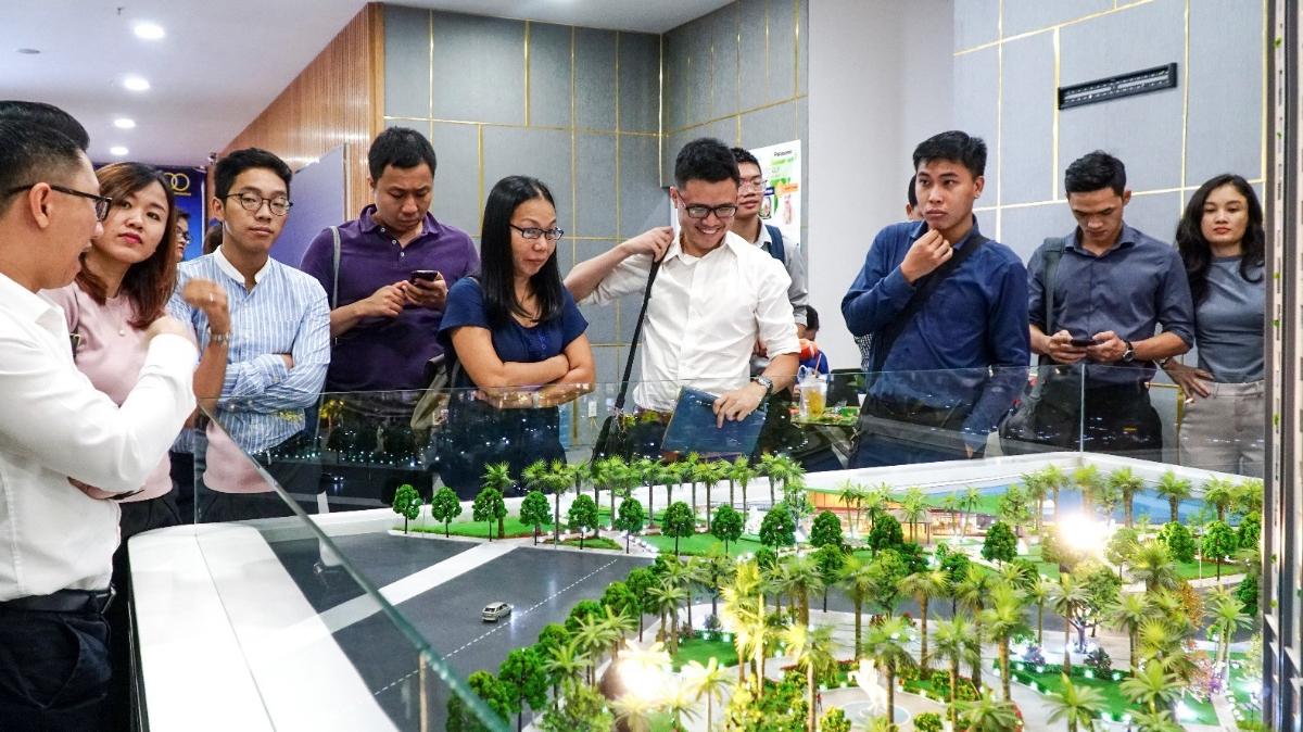 Đại diện các quỹ đầu tư và công ty chứng khoán tham quan thực tế các dự án của LDG Group.