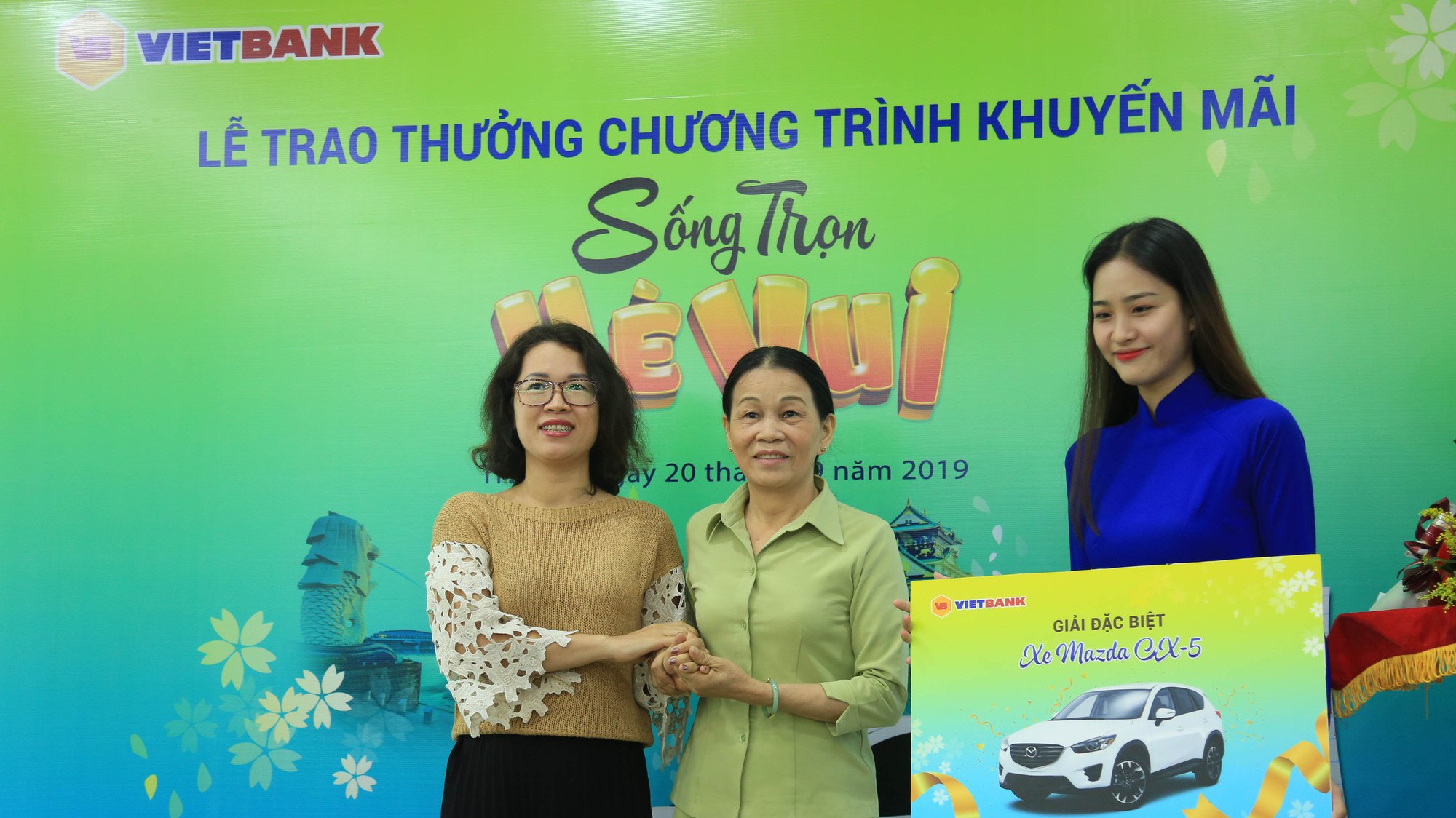 Bà Bùi Thị Kiều Oanh - Phó Giám đốc Khối khách hàng cá nhân Vietbank trao giải đặc biệt cho khách hàng Phạm Thị Xử.