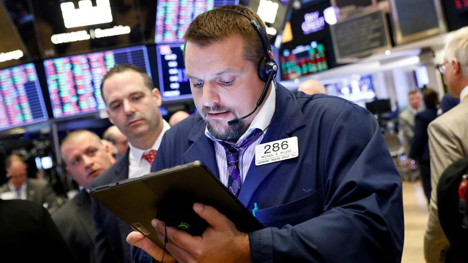 Các nhà giao dịch cổ phiếu trên sàn NYSE ở New York, Mỹ - Ảnh: Reuters.