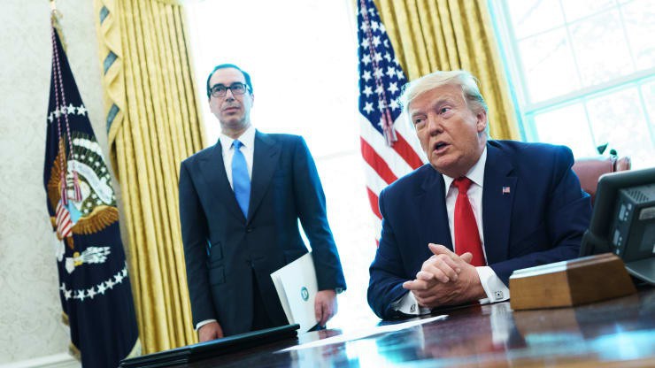 Bộ trưởng Bộ Tài chính Mỹ Steven Mnuchin (trái) và Tổng thống Mỹ Donald Trump - Ảnh: Getty/CNBC.