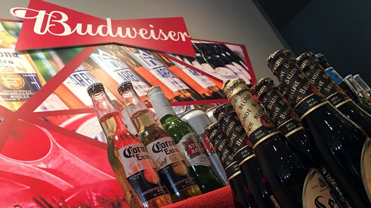 Vụ phát hành sắp tới của nhà sản xuất bia Budweiser dự kiến thu về khoảng 5 tỷ USD - Ảnh: Reuters.