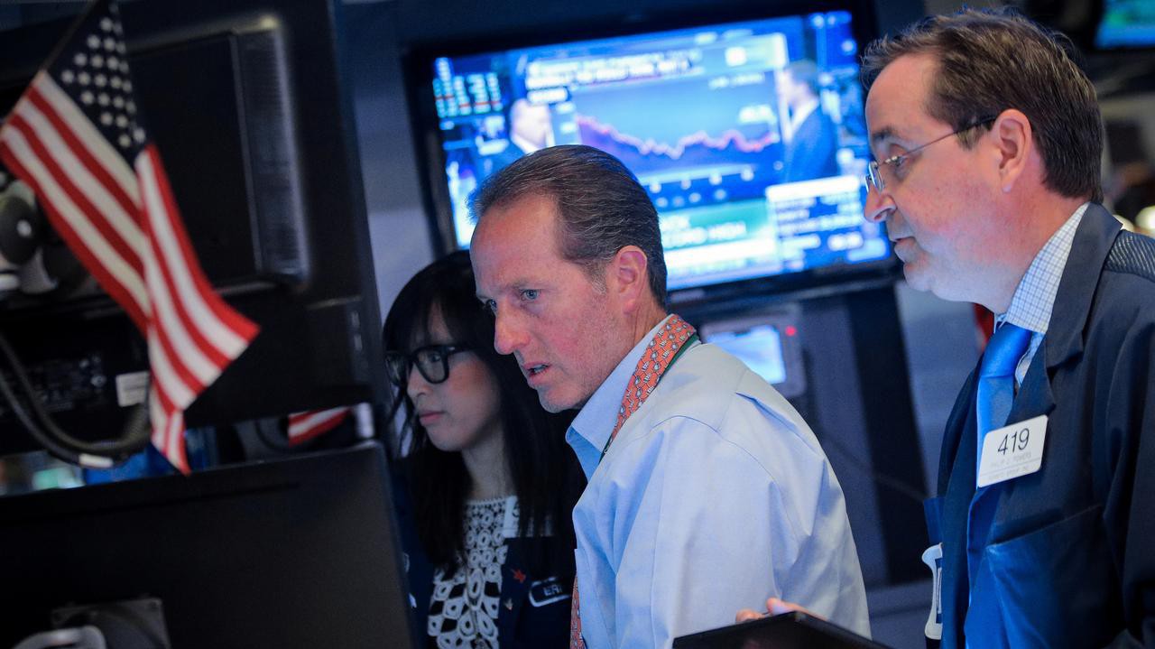 Các nhà giao dịch cổ phiếu trên sàn NYSE ở New York, Mỹ - Ảnh: Reuters.