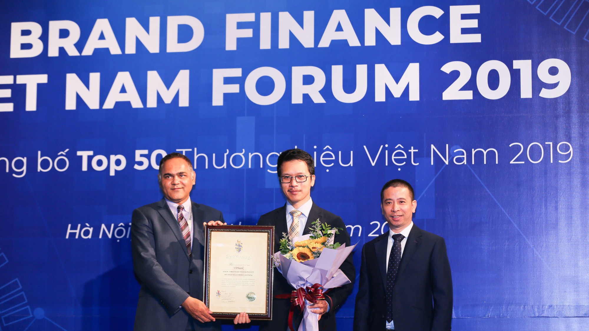 Ông Trần Tuấn Việt (giữa), Giám đốc Trung tâm Truyền thông và Tiếp thị, VPBank, tại lễ trao giấy chứng nhận xếp hạng TOP 50 thương hiệu mạnh Việt Nam .
