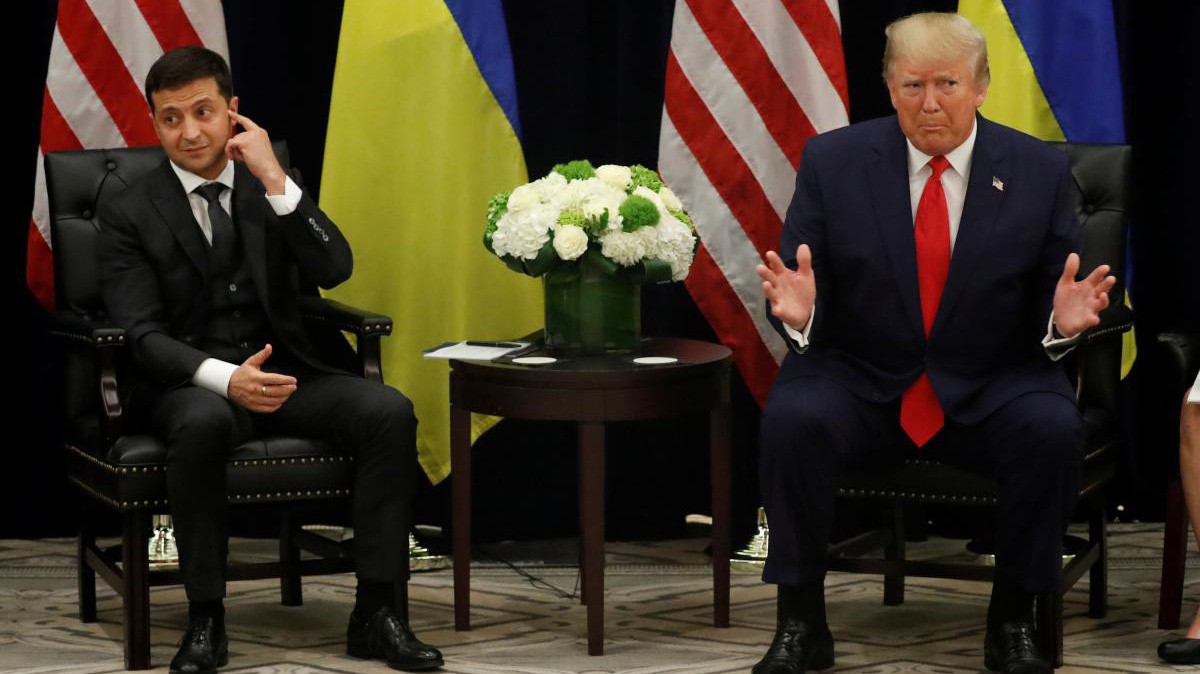 Tổng thống Ukraine Volodymyr Zelenskiy và Tổng thống Mỹ Donald Trump - Ảnh: Reuters.