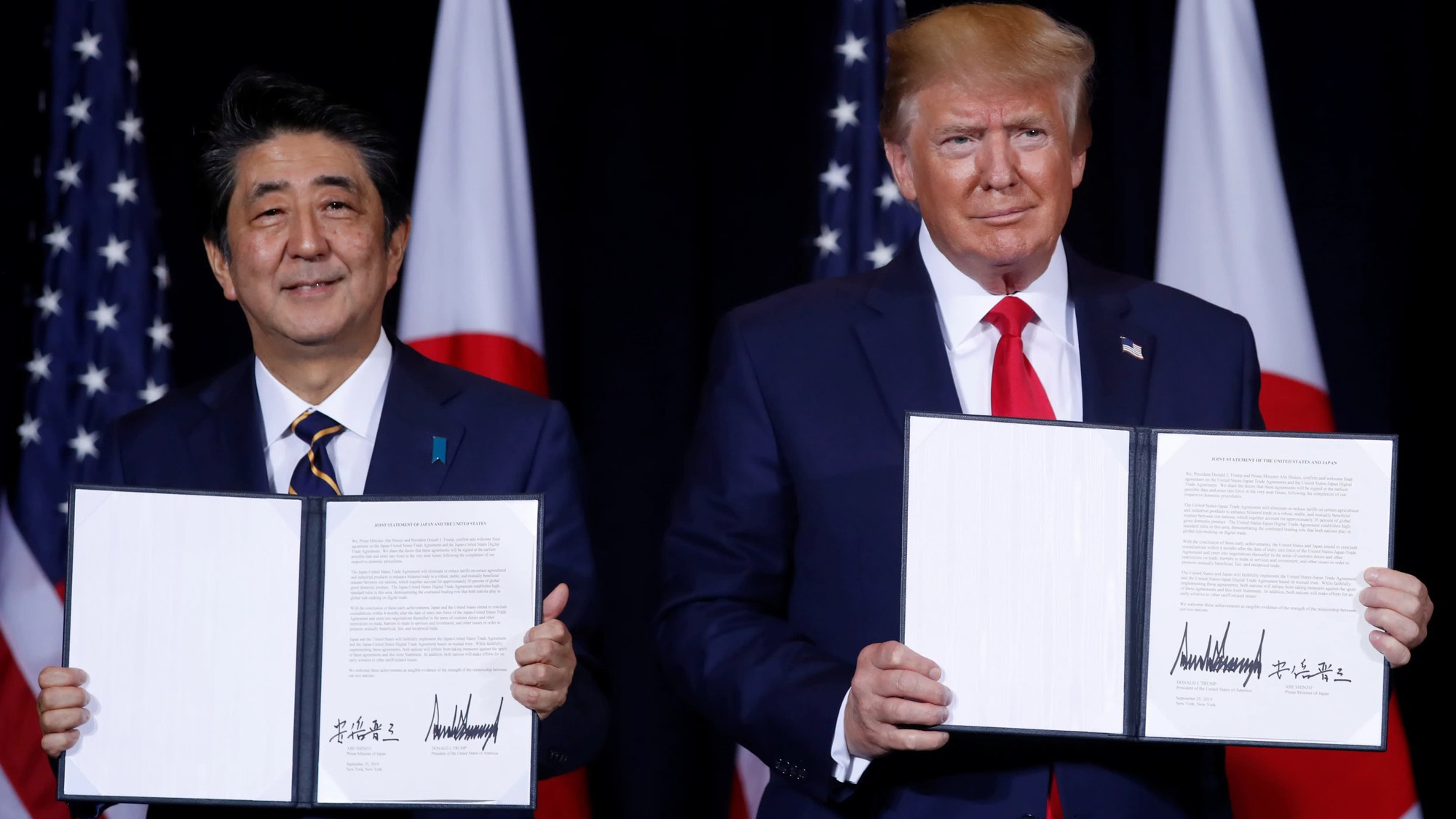 Thủ tướng Nhật Bản Shinzo Abe (trái) và Tổng thống Mỹ Donald Trump ký thỏa thuận thương mại Mỹ-Nhật tại New York ngày 25/9 - Ảnh: Nikkei.