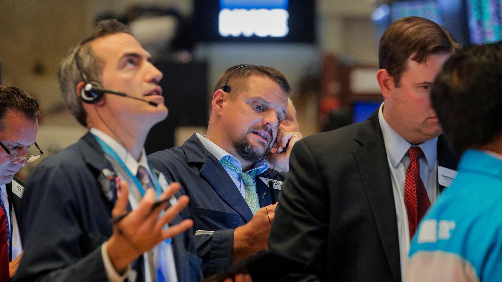 Các nhà giao dịch cổ phiếu trên sàn NYSE ở New York, Mỹ - Ảnh: Reuters.