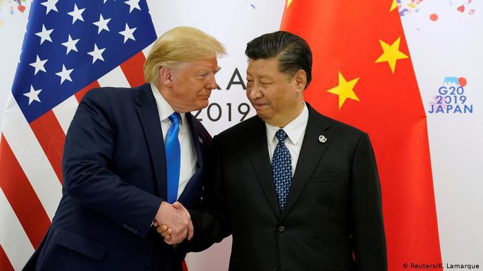 Tổng thống Mỹ Donald Trump (trái) và Chủ tịch Trung Quốc Tập Cận Bình trong cuộc gặp ở Osaka, Nhật Bản tháng 6/2019 - Ảnh: Reuters.
