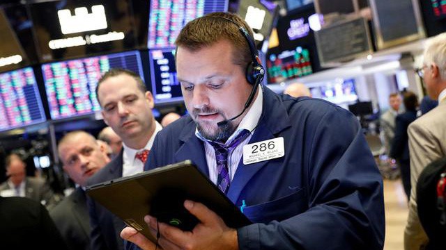Các nhà giao dịch cổ phiếu trên sàn NYSE ở New York, Mỹ - Ảnh: Reuters.