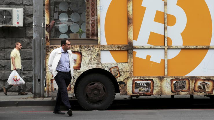 Một logo Bitcoin trên đường phố ở Armenia hôm 9/9/2019 - Ảnh: Reuters/CNBC.