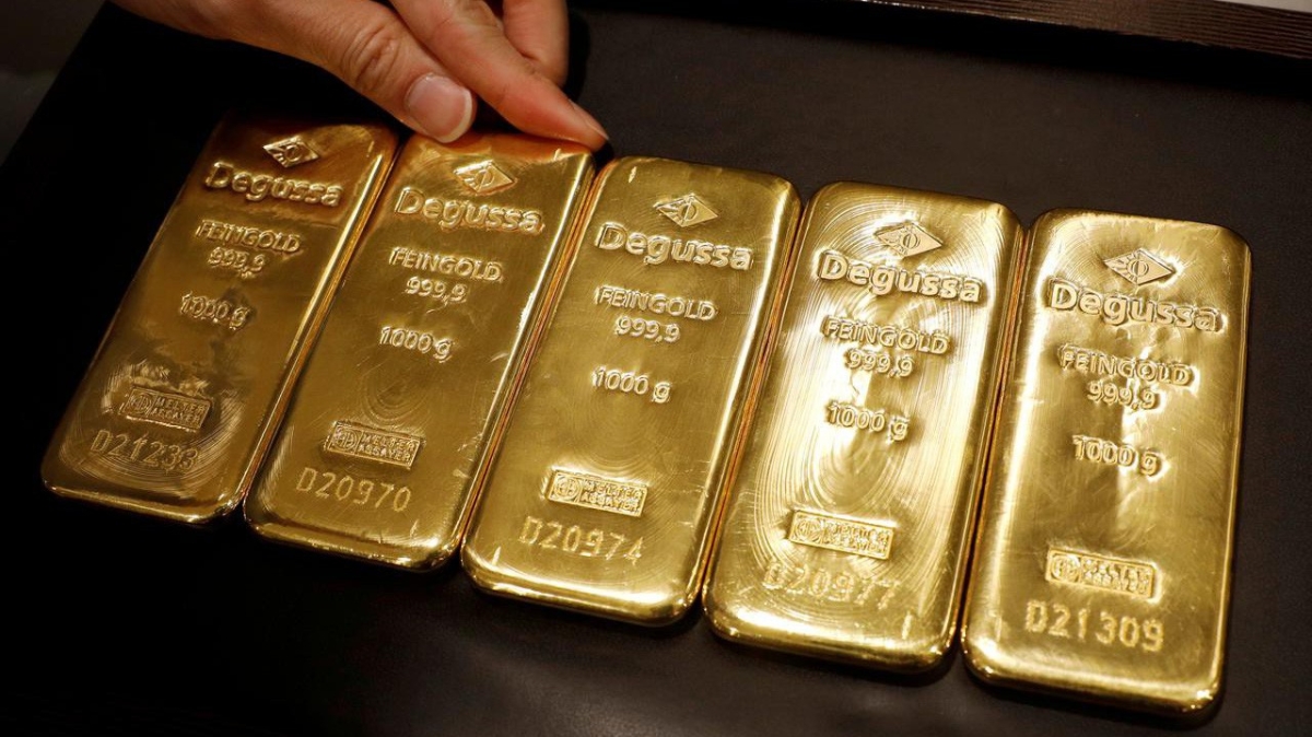 Giá vàng thế giới đang được hỗ trợ bởi nhu cầu phòng ngừa rủi ro và khả năng FED hạ lãi suất - Ảnh: Reuters.