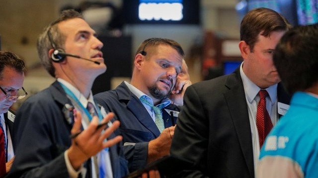 Các nhà giao dịch cổ phiếu trên sàn NYSE ở New York, Mỹ - Ảnh: Reuters.