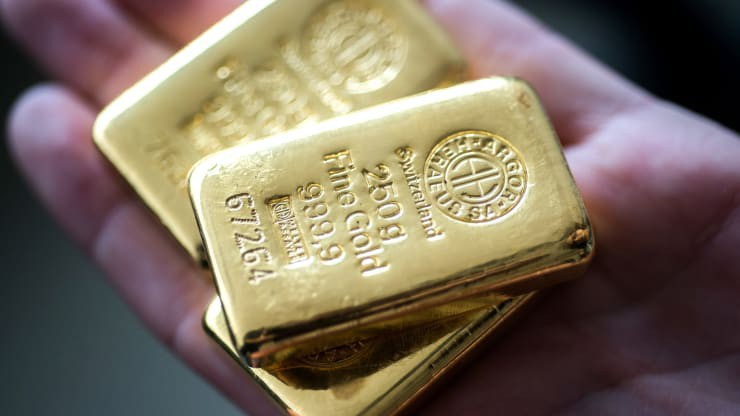 Giá vàng thế giới đang ở vùng đáy của 2 tháng, trong khi tỷ giá đồng USD ở ngưỡng đỉnh của hơn 2 năm - Ảnh: Bloomberg/CNBC.