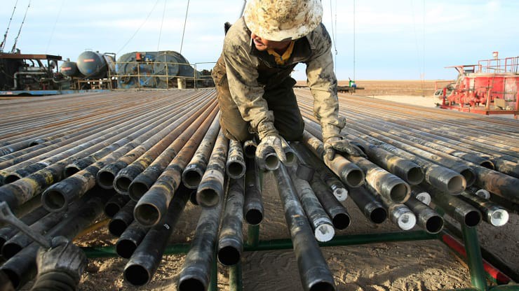 Một công nhân mỏ dầu ở Midland, Texas, Mỹ, tháng 12/2008 - Ảnh: Getty/CNBC.
