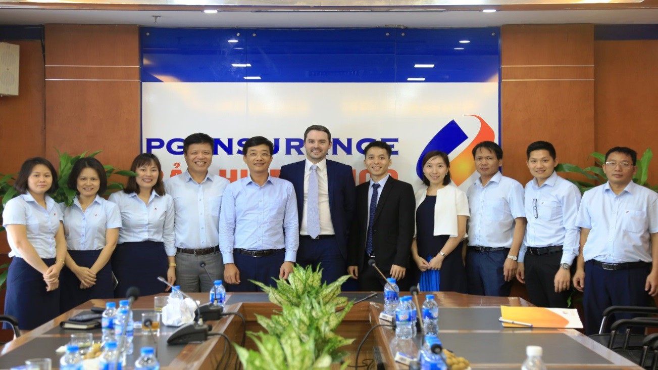 PJICO chụp ảnh lưu niệm cùng các chuyên gia phân tích AMBest.