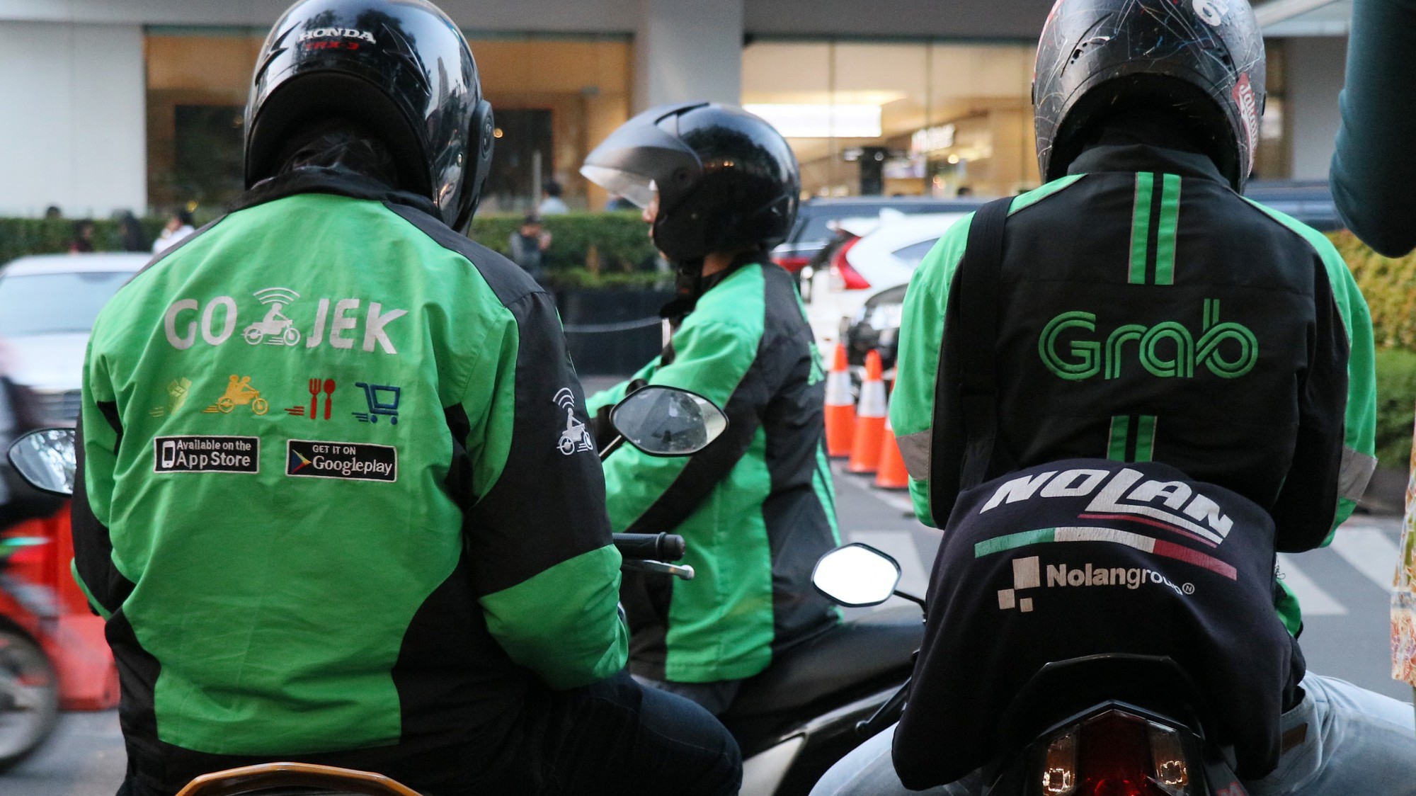 Tài xế xe ôm công nghệ ở Indonesia - Ảnh: Nikkei.