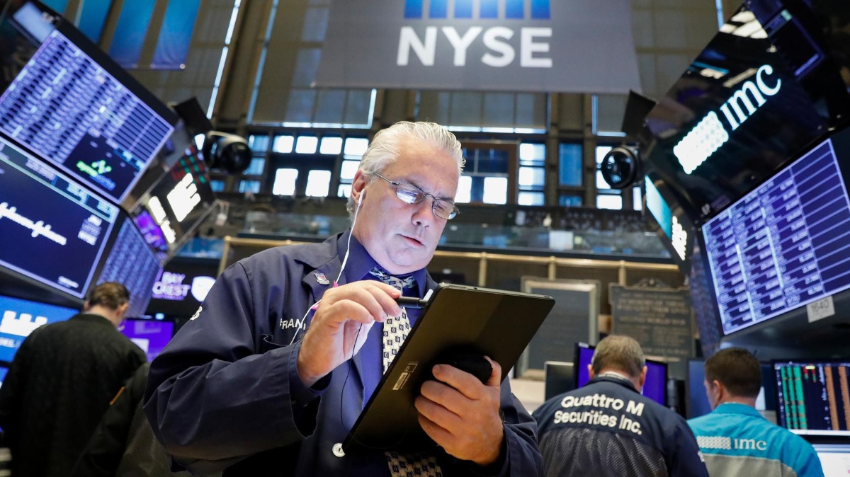 Các nhà giao dịch cổ phiếu trên sàn NYSE ở New York, Mỹ - Ảnh: Reuters.