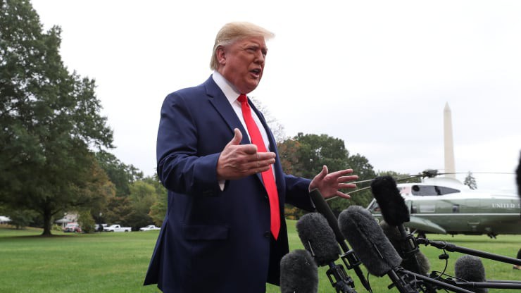 Tổng thống Mỹ Donald Trump trả lời báo giới trong khuôn viên Nhà Trắng ngày 3/10 - Ảnh: Reuters.