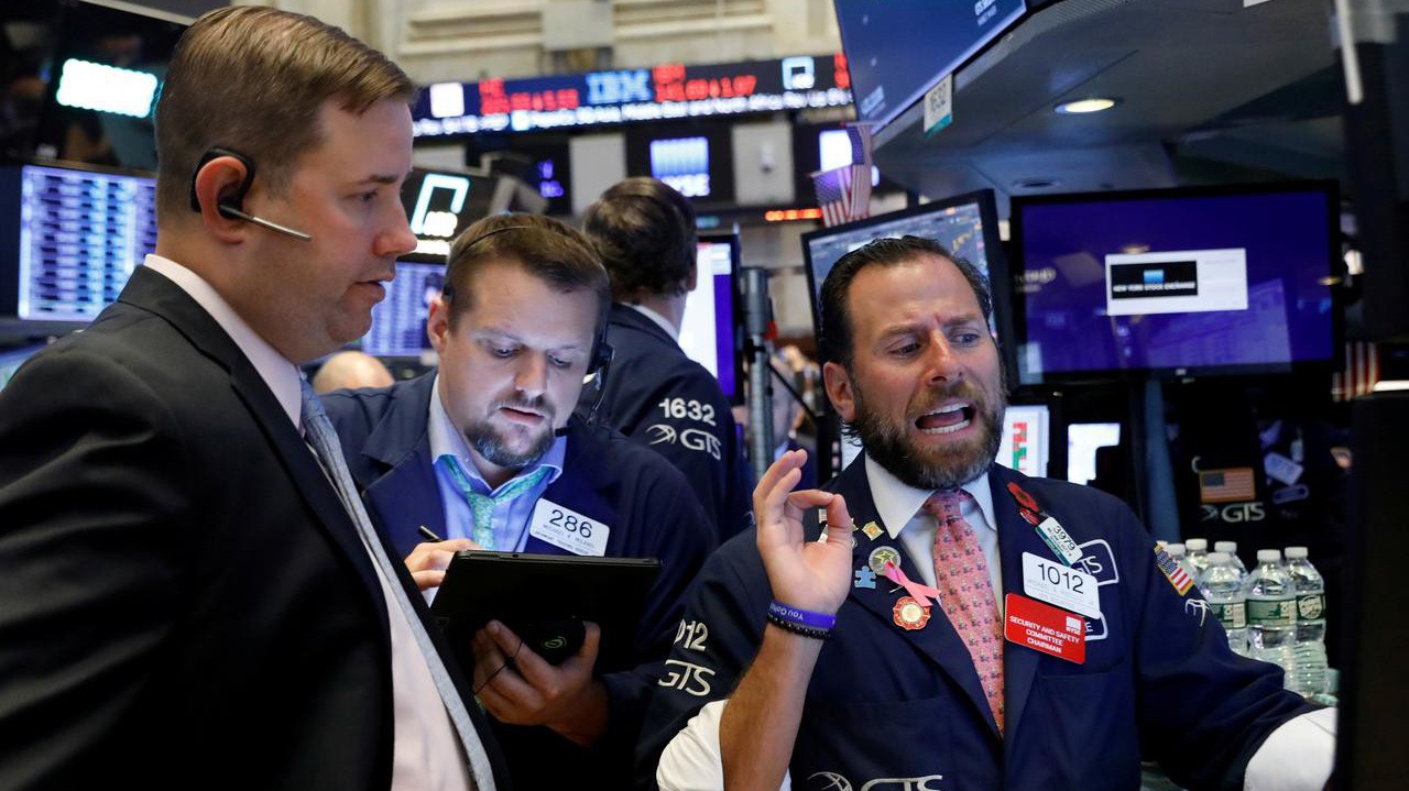 Các nhà giao dịch cổ phiếu trên sàn NYSE ở New York, Mỹ - Ảnh: Reuters.