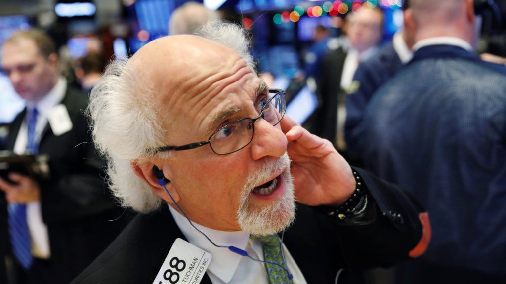 Một nhà giao dịch cổ phiếu trên sàn NYSE ở New York, Mỹ - Ảnh: Reuters.