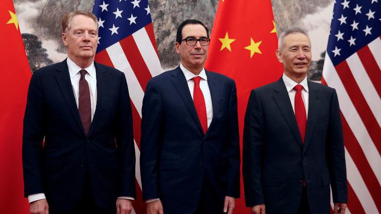 Từ trái qua: Đại diện thương mại Mỹ Robert Lighithizer, Bộ trưởng Bộ Tài chính Mỹ Steven Mnuchin, và Phó thủ tướng Trung Quốc Lưu Hạc - Ảnh: Reuters.