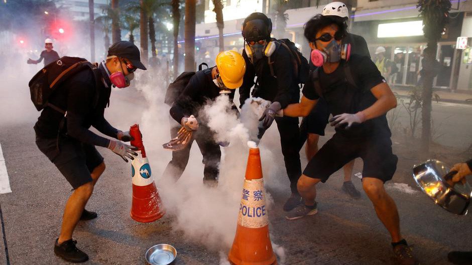 Người biểu tình trên đường phố Hồng Kông - Ảnh: Reuters.
