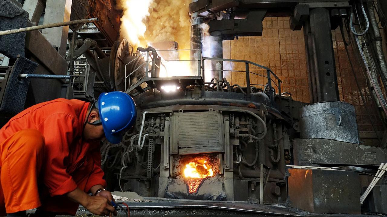 Bên trong một nhà máy thép của Trung Quốc - Ảnh: Reuters.