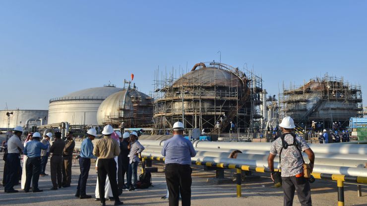 Các nhà báo thăm một cơ sở dầu lửa của Saudi Arabia hôm 20/9/2019 - Ảnh: Getty/CNBC.