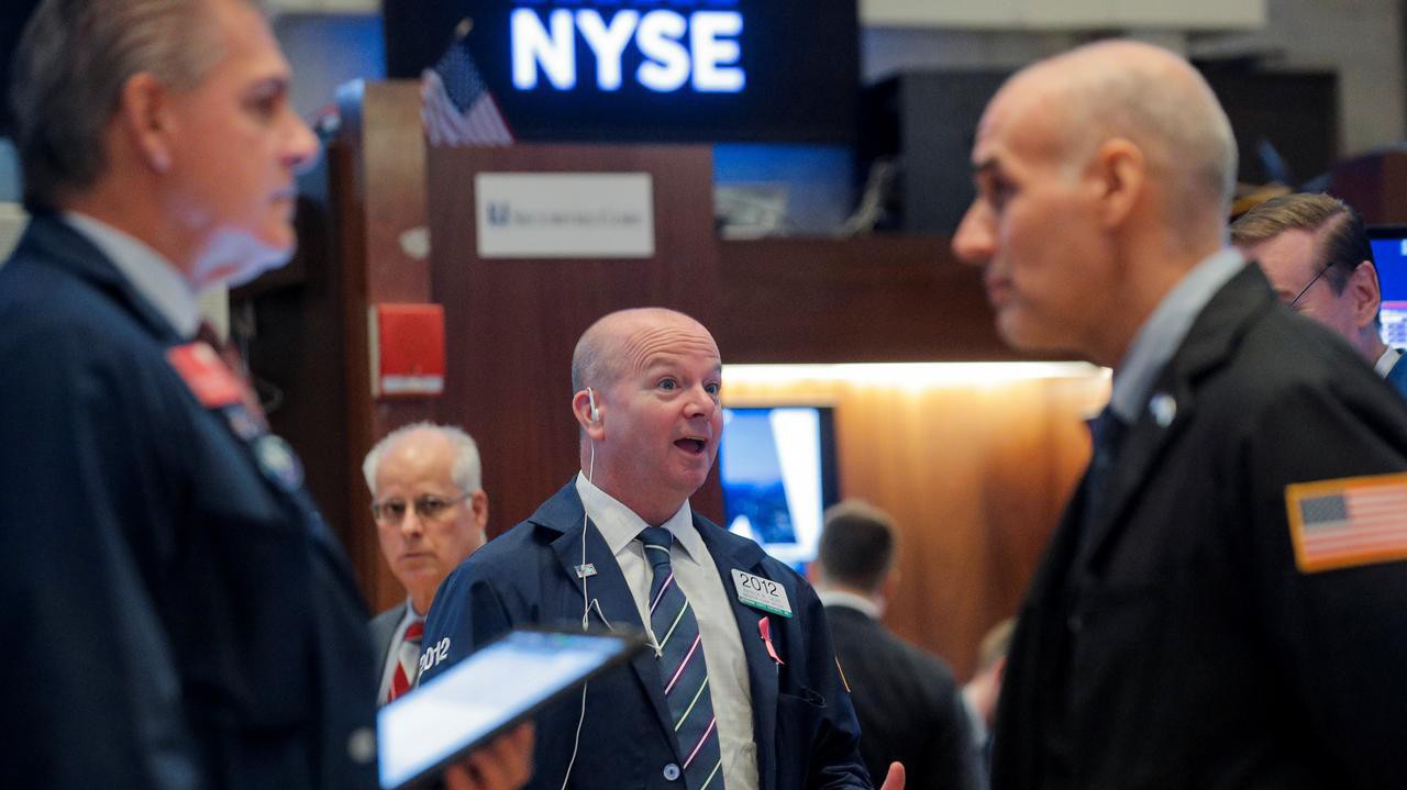 Các nhà giao dịch cổ phiếu trên sàn NYSE ở New York, Mỹ - Ảnh: Reuters.