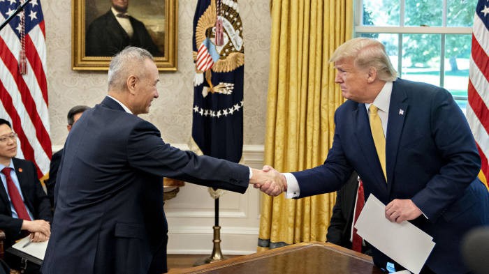 Phó thủ tướng Trung Quốc Lưu Hạc (trái) và Tổng thống Mỹ Donald Trump trong cuộc gặp ở Nhà Trắng ngày 11/10 - Ảnh: Reuters.