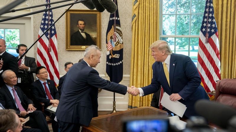 Tổng thống Mỹ Donald Trump bắt tay Phó thủ tướng Trung Quốc Lưu Hạc trong Phòng Bầu dục ở Nhà Trắng hôm 11/10 - Ảnh: Bloomberg.