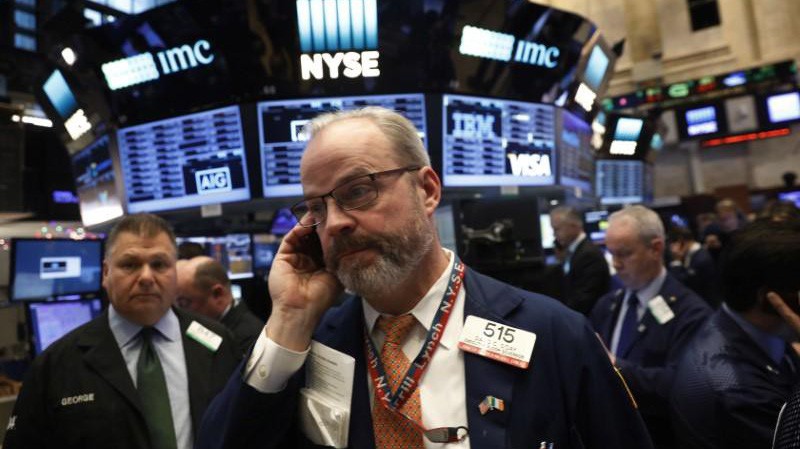 Các nhà giao dịch cổ phiếu trên sàn NYSE ở New York, Mỹ - Ảnh: Reuters.