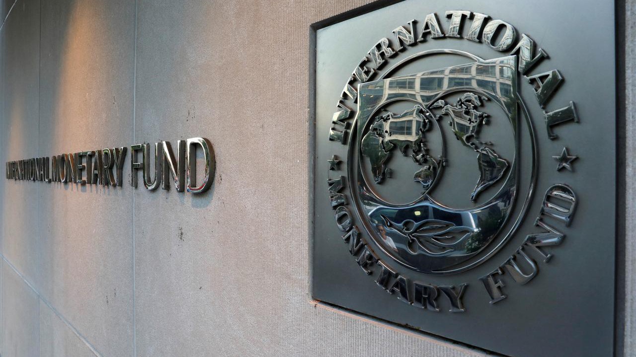 Logo IMF tại trụ sở định chế này ở Washington - Ảnh: Reuters.