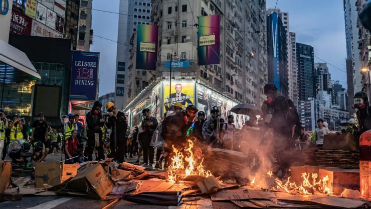 Người biểu tình đốt lửa trên đường phố Hồng Kông hôm 6/10 - Ảnh: Getty/CNBC.