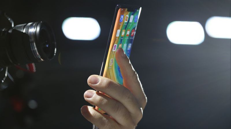 Chiếc smartphone cao cấp Mate 30 của Huawei - Ảnh: Bloomberg.