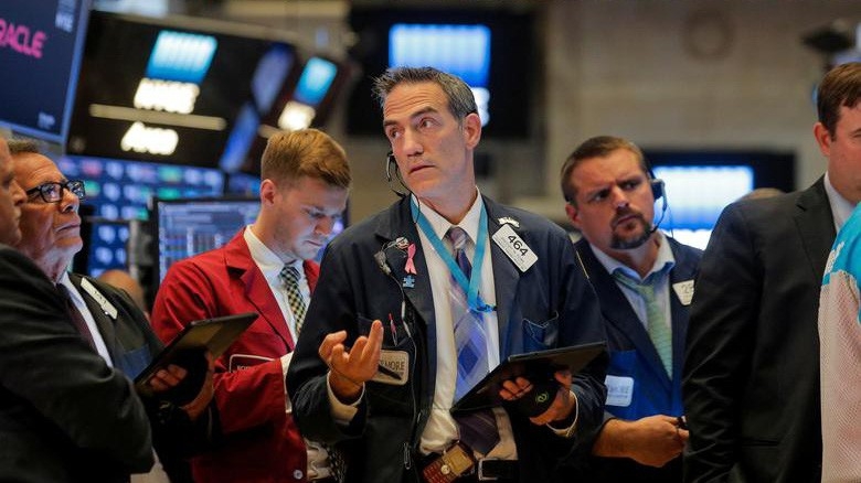 Các nhà giao dịch cổ phiếu trên sàn NYSE ở New York, Mỹ - Ảnh: Reuters.