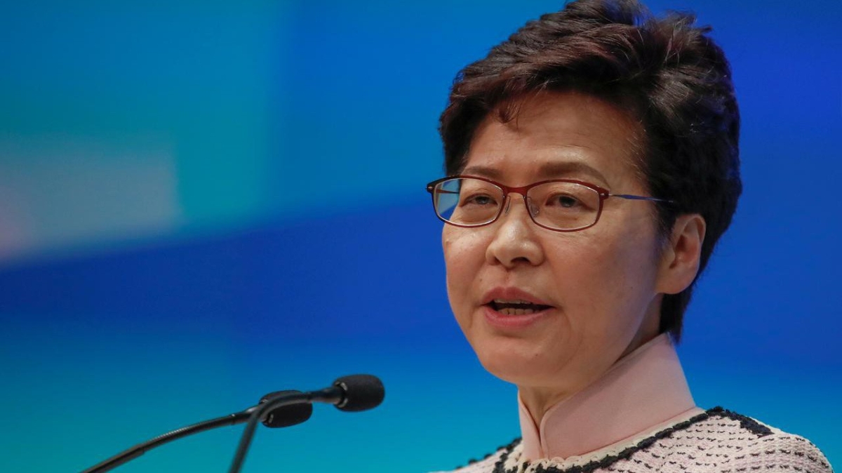 Trưởng đặc khu hành chính Hồng Kông Carrie Lam trong bài phát biểu ngày 16/10 - Ảnh: Reuters.