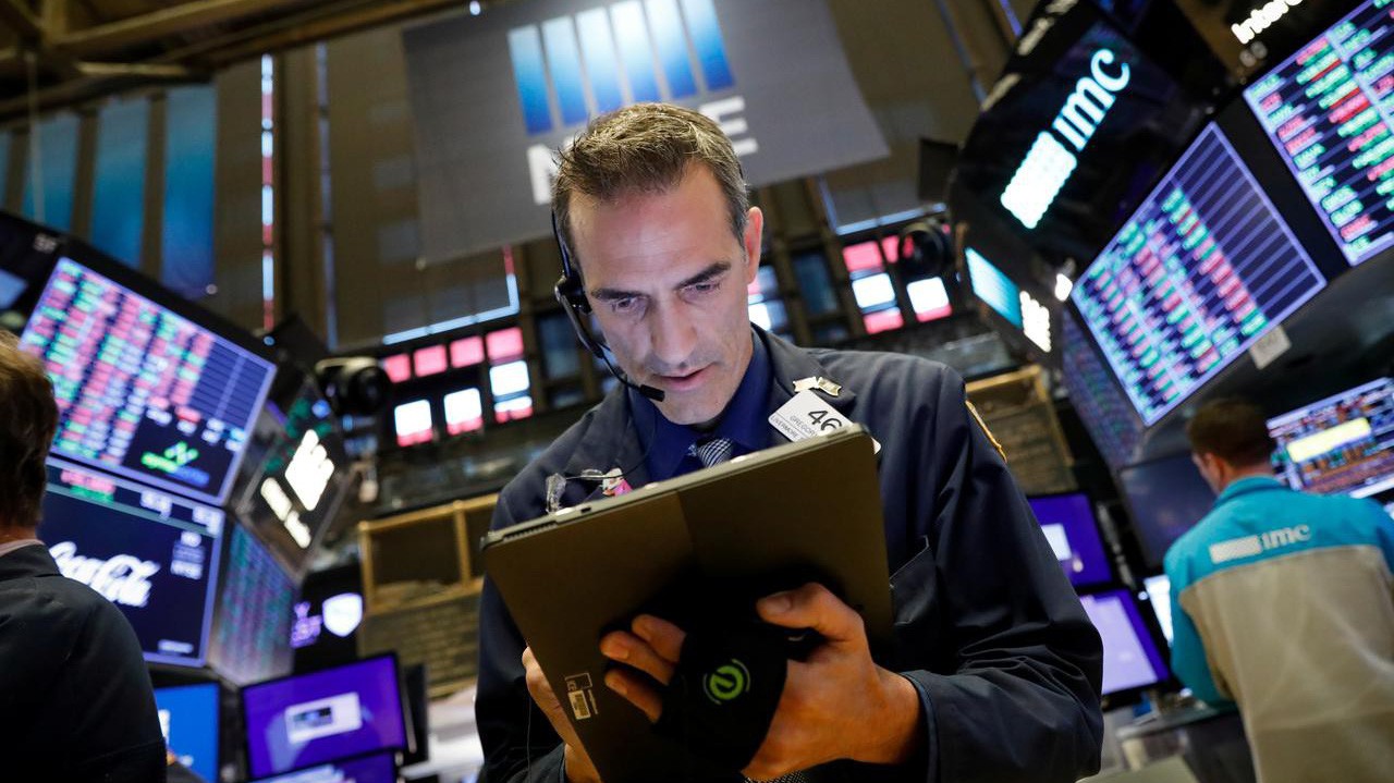 Một nhà giao dịch cổ phiếu trên sàn NYSE ở New York, Mỹ - Ảnh: Reuters.