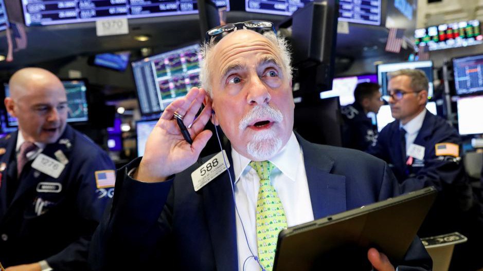 Các nhà giao dịch cổ phiếu trên sàn NYSE ở New York, Mỹ - Ảnh: Reuters.