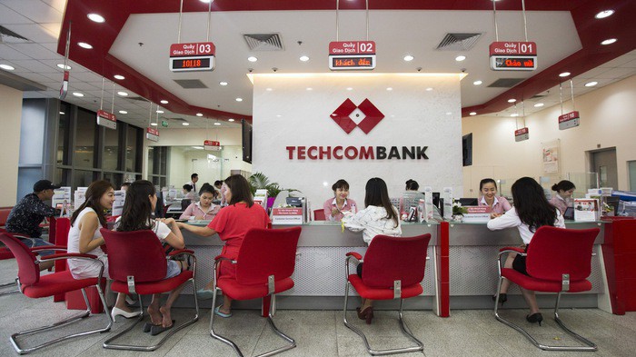 Khách hàng giao dịch tại Techcombank.
