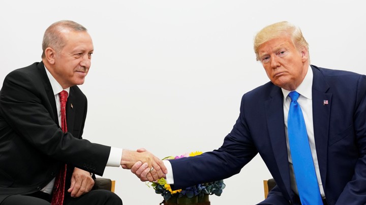 Tổng thống Mỹ Donald Trump (phải) trong một cuộc gặp với Tổng thống Thổ Nhĩ Kỳ Tayyip Erdogan - Ảnh: Reuters.