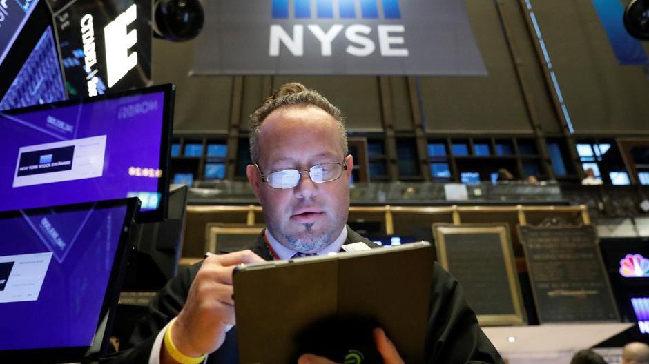 Một nhà giao dịch cổ phiếu trên sàn NYSE ở New York, Mỹ - Ảnh: Reuters.